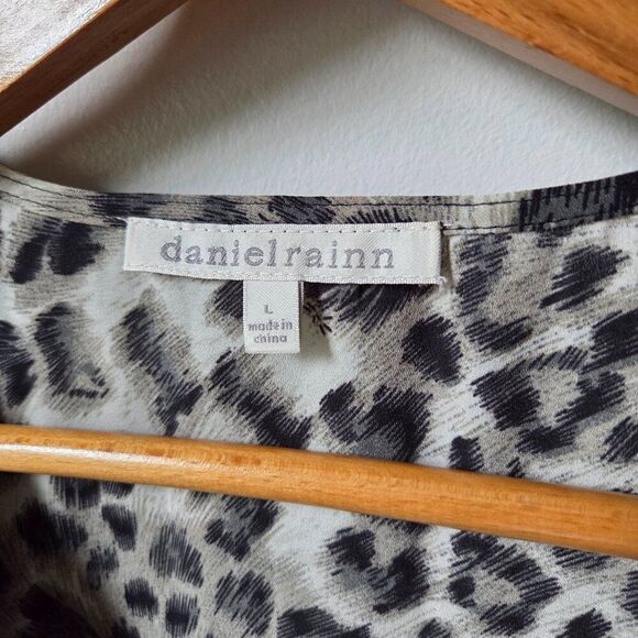 EUC DANIEL RAINN ANIMAL PRINT V NECK TANK TOP SIZE LARGE - Picture 10 of 13